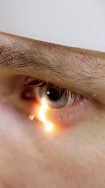 yüz yakın çekim, temassız tonometer, cheking görme, göz içi basıncı optik Kliniği, ophthalmilogical laboratuar ile göz testi yapan erkek