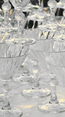 yakın çekim, kristal şampanya gözlük bir tepe üzerinde birbirlerine bir şelale şampanya için stand
