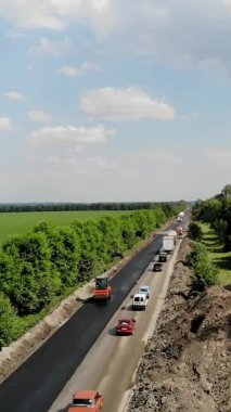 Cherkassy Region, Ukrayna - 31 Mayıs 2018: Havadan görünümü bir otoyol, yeni bir asfalt kaplama, döşeme işlemi tamir yol inşaat işleri