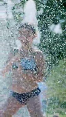 gülümseyen, mutlu sekiz yaşındaki kız sokak şehir Çeşme, açık havada, su sıçramalarına, eğleniyor park, yaz, tatil sırasında sıcak güneşli gün mayo.