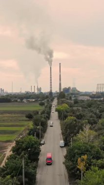 Aero. alan, büyük bir bitki, iki uzun boylu, büyük, Sigara bacaları giden bir yol araçları ile ortada. gri Duman boruları dışarı geliyor. ekoloji, çevre kirliliği.