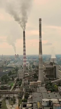 Cherkasy, Ukrayna, 12 Eylül 2018: Büyük enerji santrali, fabrika borularla duman göğe kovma. Endüstriyel bacasından duman. ekoloji, çevre kirliliği.