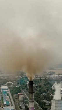 Cherkasy, Ukrayna, 12 Eylül 2018: Büyük enerji santrali, fabrika borularla duman göğe kovma. Endüstriyel bacasından duman. ekoloji, çevre kirliliği.