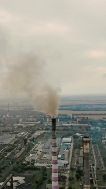 Cherkasy, Ukrayna, 12 Eylül 2018: Büyük enerji santrali, fabrika borularla duman göğe kovma. Endüstriyel bacasından duman. ekoloji, çevre kirliliği.