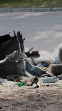 yolun, tarafında yere çöp bir sürü yalan söylüyor. dağınık çöp, çöp, eski şeyler, araba lastikleri, kırık cam, plastik. çöplüğü. ekoloji, çevre kirliliği.