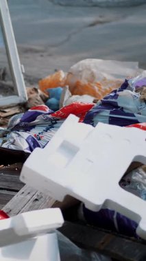 yolun, tarafında yere çöp bir sürü yalan söylüyor. dağınık çöp, çöp, eski şeyler, araba lastikleri, kırık cam, plastik. çöplüğü. ekoloji, çevre kirliliği.