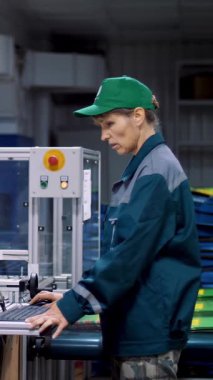 Baskı ekipmanları işçisi, ayarlar, baskı sürecini düzenler. Tahıl ve tarım ürünleri için baskı paketlerinin çalışma süreci.