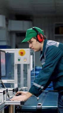 baskı donanımları, işçi ayarlar, yazdırma işlemi düzenler. işlem tahıl, tarım ürünleri için baskı paketleri çalışma. Konveyör bant. Modern baskı donanımları çalışmalarını