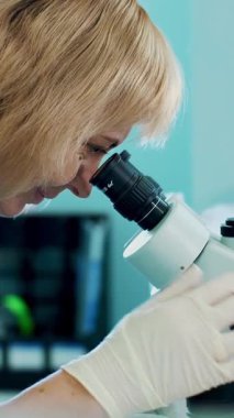 Laboratuar işçisi, biyokimyacı beyaz eldiven, eğitim, portresi bir şey laboratuvar mikroskop ile inceliyor. Bilim laboratuvarı araştırma, biyoteknoloji, GDO kavramı.