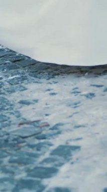 Düğün kış. Yeni evli çift düğün elbiseler düğün dansı bir karla kaplı Park, antik mimari ve kaldırım taşları arka planı dans ediyor