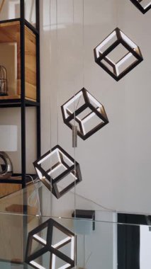 Dükkanda avizeler. İç tasarım için çeşitli aydınlatma araçları. Bir sürü farklı türde lamba, sergi salonunda avizeler. hafif iç dekorasyon.