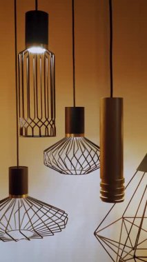 Dükkanda avizeler. İç tasarım için çeşitli aydınlatma araçları. Bir sürü farklı türde lamba, sergi salonunda avizeler. hafif iç dekorasyon.