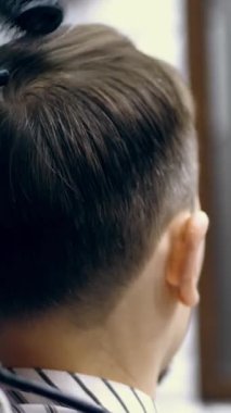 yakın plan, arkadan manzara, bir bebek dükkanında, bir erkek kuaföründe, bir adamın saç kesimi ve şekli