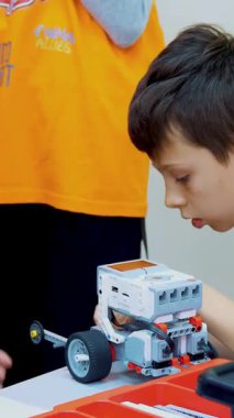 Cherkasy, Ukrayna, 19 Ekim 2019: okul çocukları, oğlanlar ve kızlar, tasarımcıyla oynayın, çeşitli makineler yapın. İş konusunda çok tutkulular.