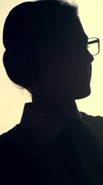 iş kadını, dans etmek onun elinde cep ve kulaklık ile karanlık siluet günbatımı, ışık ışınları, müzik, büyük ofis pencere arka planı dinle. Office ara