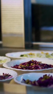 yakın çekim, kantin, yemekhane, kafeterya, yemeği açık büfe Restaurant Salatalarda ile vitrin. Açık büfe çalışan vitrin kendi kendine gıda kantin gıda ortaya konuyor