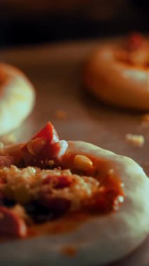 yakın çekim, büyük bir sanayi fırında hamur mayaları mini pizza pişirme işlemi. Endüstriyel lokanta mutfağı veya ticari bir fırın kullanarak ekmek ekmek.