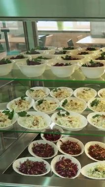 Yakın çekim, modern kantinde salata, kafeterya, yemek odası restoranı, halka açık yemek restoranı. Açık büfe için lahana ve mısırlı salatalar. Yemekhanede, büfe restoranında.