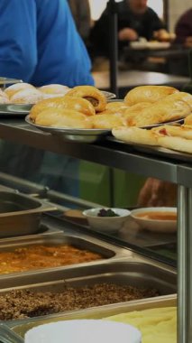 yakın çekim, vitrin modern kendini yemekleri ile hizmet kantin, kafeterya, yemekhane, fabrika çalışanları, kantinde yemek onlar yemek olarak servis fabrika kantin vardır
