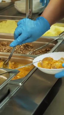 yakın çekim, kantin alt plaka üzerinde et köftesi bir bölümünü bırakır. Modern kantin, kafeterya, Restoran genel catering, Yemekhane,