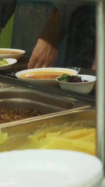 yakın çekim, vitrin modern kendini yemekleri ile hizmet kantin, kafeterya, yemekhane, fabrika çalışanları, kantinde yemek onlar yemek olarak servis fabrika kantin vardır