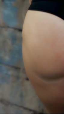 yakın çekim, kadın eşek, kalça, kalça, siyah kayış. kadın kalçalarını okşayarak. Güzel, sportif, tonda, çekici vücut kavramı. güzel bir kadın giriyor spor için egzersizler gerçekleştirir