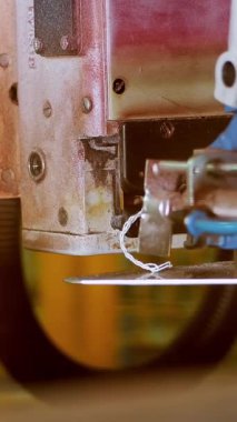 Bir yakın çekim, özel bir otomatik makine diker, diker, ürünleri ile karton çanta, fabrikada. fabrikada otomatik ürün paketleme işlemi