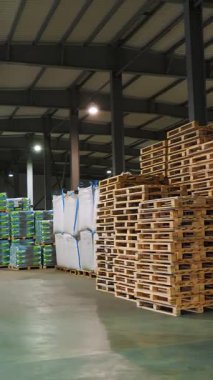 Tahıl deposu için büyük bir depo, mısır, ayçiçeği gibi tahıl ürünleri büyük boy poşetlerde ve paketlerde bulunur.