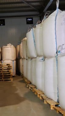 Tahıl deposu için büyük bir depo, mısır, ayçiçeği gibi tahıl ürünleri büyük boy poşetlerde ve paketlerde bulunur.