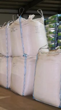 Tahıl deposu için büyük bir depo, mısır, ayçiçeği gibi tahıl ürünleri büyük boy poşetlerde ve paketlerde bulunur.