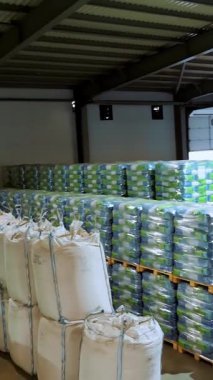 Tahıl deposu için büyük bir depo, mısır, ayçiçeği gibi tahıl ürünleri büyük boy poşetlerde ve paketlerde bulunur.