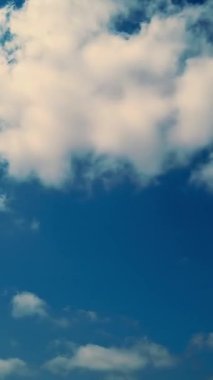 timelapse, beyaz, güzel bulutlar mavi gökyüzüne karşı çalışıyor.