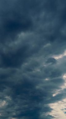 timelapse, bir fırtına önce gökyüzü. gök gürültüsü bulutlar, karanlık gökyüzünde toplama çalışıyor.