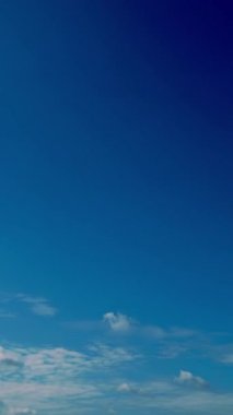 timelapse, beyaz, güzel bulutlar mavi gökyüzüne karşı çalışıyor.