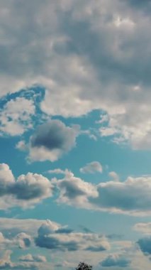 timelapse, bir fırtına önce gökyüzü. gök gürültüsü bulutlar, karanlık gökyüzünde toplama çalışıyor.