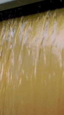 Close. özel bir makinede, açık sarı renk akar bir sıvı mobilya lake. mobilya cephelerinin vernik ile kapama