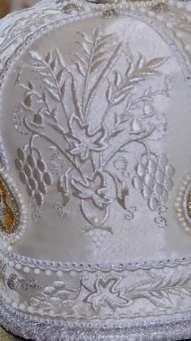 CHERKASY REJON, UKRAINE, OKTOBER 10 Ekim 2019: yakın plan, tepside zarif bir Ortodoks rahip şapkası, beyaz bir eldiven, ortodoks piskoposun olemn başlığı