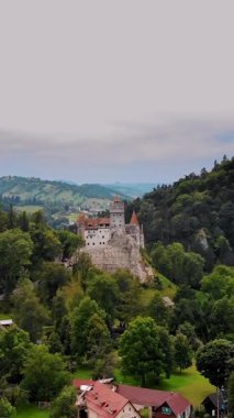 Havacılık. Romanya 'nın başkenti Transilvanya, Brasov' daki Drakula Kalesi 'ndeki antik Bran şatosunun panoramik manzarası. Kalenin eteğinde küçük bir kasaba var. yaz günü