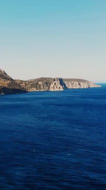 Havacılık. Yukarıdan bak. Güzel yaz deniz manzarası. Yunanistan 'ın Evia adasının Rocky plajları.