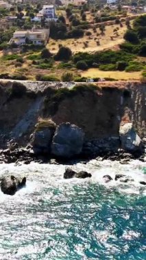 Havacılık. Yukarıdan bak. Güzel yaz deniz manzarası. Yunanistan 'ın Evia adasının Rocky plajları.