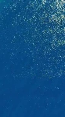 Aero, üst manzara. Güneş ışığında Ege 'nin turkuaz mavi suları. Kıyı şeridi.