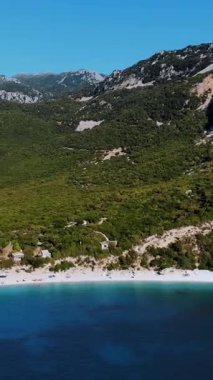 Havacılık. Üst Manzara. Güzel yaz deniz manzarası. Yunanistan 'ın Evia Adası' nın güzel plajları. Turkuazlı deniz koyunda, dağların arasında mavi su