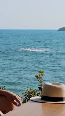 Yakın plan. Güneş ışınları günbatımında deniz suyuna, yumuşak dalgalara yansıyor..