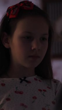 Pijamalı kız gece yatak odasında dizüstü bilgisayardan video izliyor. portre