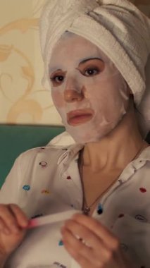 Pijamalı kız gece yatak odasında dizüstü bilgisayardan video izliyor. portre