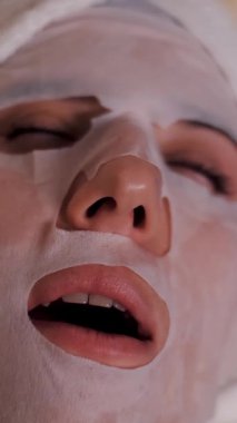 Pijamalı kız gece yatak odasında dizüstü bilgisayardan video izliyor. portre