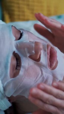 Pijamalı kız gece yatak odasında dizüstü bilgisayardan video izliyor. portre