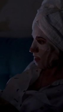 Pijamalı kız gece yatak odasında dizüstü bilgisayardan video izliyor. portre