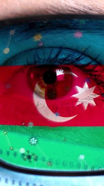 Jamaika devletinin aşılar, uyuşturucu icatları, patojenik virüsler üzerinde çalışma, önleyici önlemler geliştirme konularındaki çıkarları. Yakın plan, göz, tıbbi maskeli doktor yüzü, Jamaika bayrağına boyanmış gözlükler. Birçok virüs, hareket eden mikroplar.