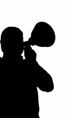 Protestocuların siyah silueti elinde bir megafon tutuyor, yeşil arkaplanda sloganlar atıyor. Eylemci protestoda, mitingde, gösteride